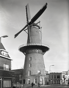 51478 Gezicht op de molen Rijn en Zon (Adelaarstraat 30) te Utrecht, uit het zuidwesten.